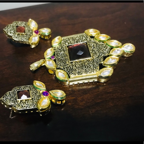 Kundan broad pendent with earring - Picture 3 of 5